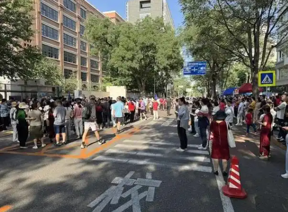 女生高考迟到1分钟被拒！知恋人曝缘故原由，女生是清北班，家住对面
