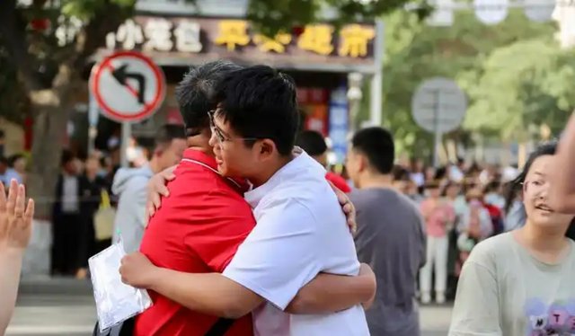 女生高考迟到1分钟被拒！知恋人曝缘故原由，女生是清北班，家住对面