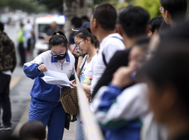 女生高考迟到1分钟被拒！知恋人曝缘故原由，女生是清北班，家住对面