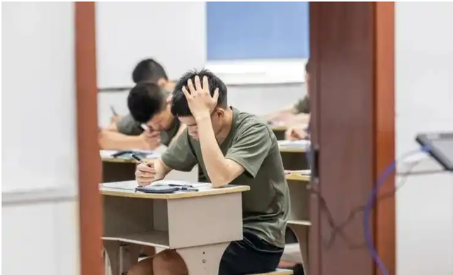 女生高考迟到1分钟被拒！知恋人曝缘故原由，女生是清北班，家住对面