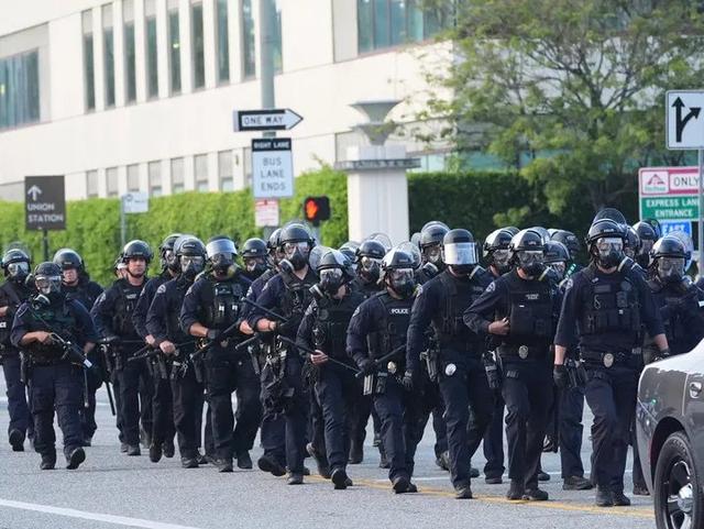 加州骚乱
震惊白宫！“美国内战”上演？特朗普定性：这是在造反！
