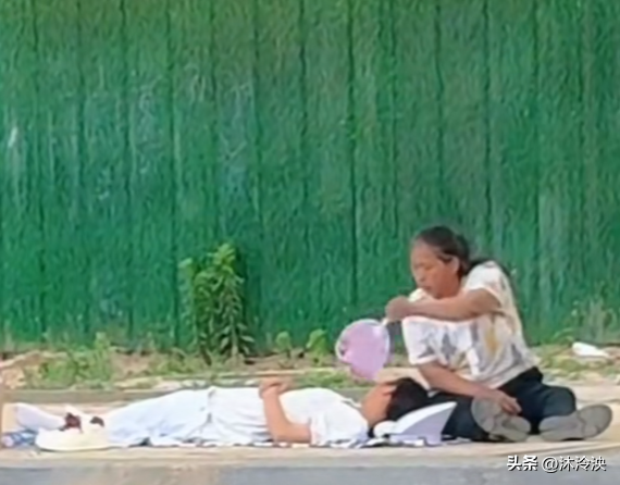 后续来了！山东高考女生午休睡路边引泪目，官方回应，目击者发声