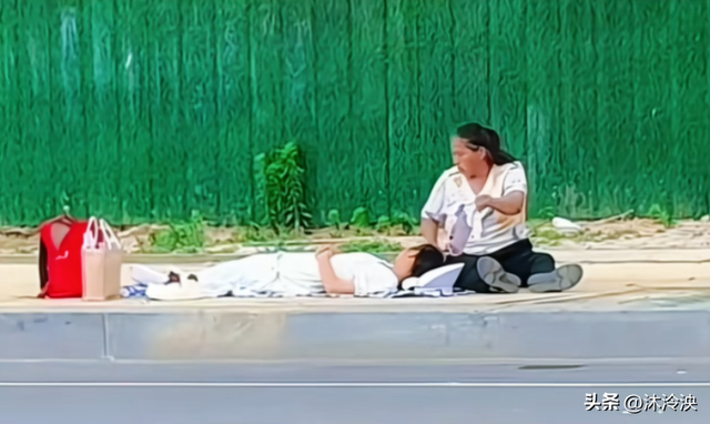 后续来了！山东高考女生午休睡路边引泪目，官方回应，目击者发声