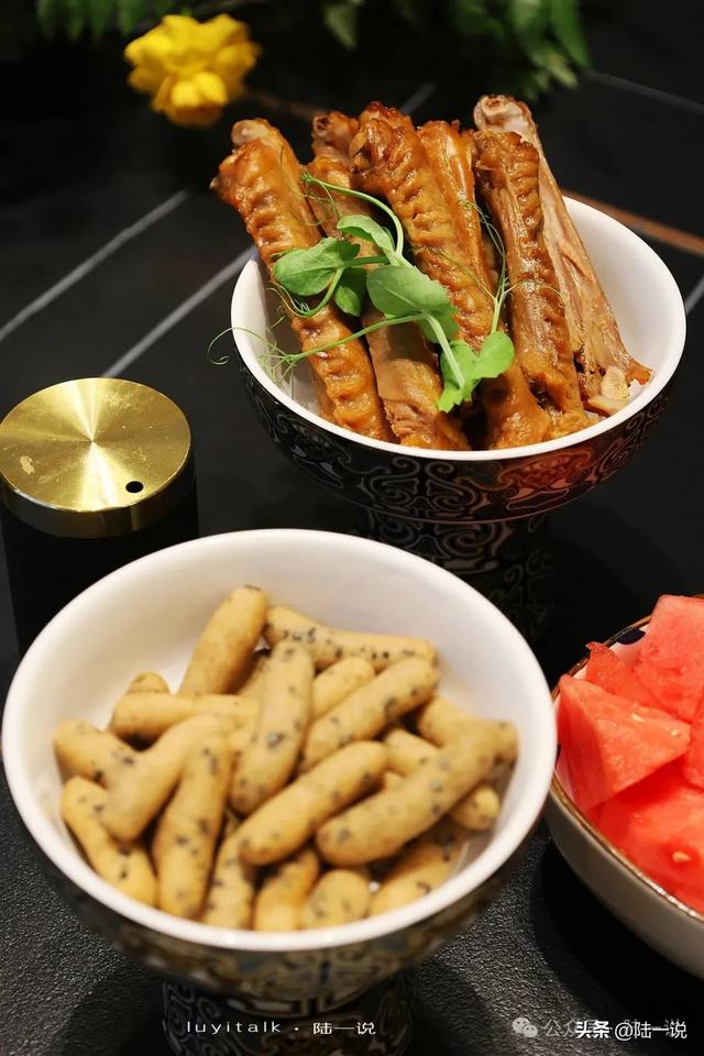 泉州海桐里：米其林与黑珍珠厨师联袂
，除了簪花冻蟹，还随处惊喜