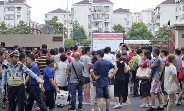 女生高考迟到1分钟遭拒！知恋人曝光，考生是清北班，住考场
对面