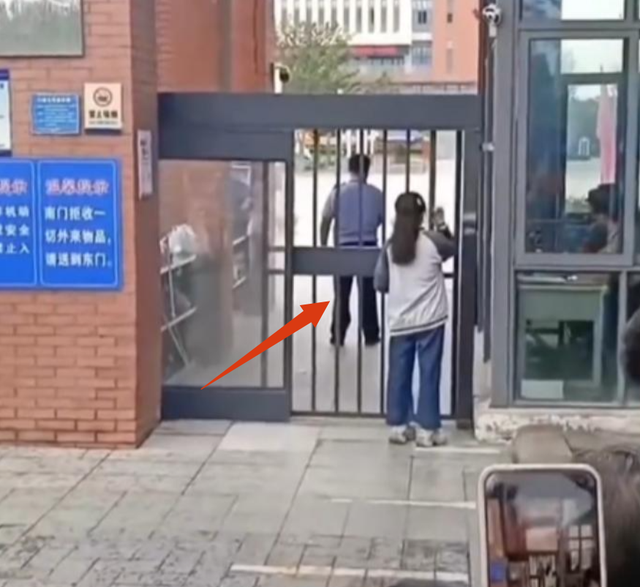 女生高考迟到1分钟被拒！知情人曝光，考生是清北班，住科场对面
