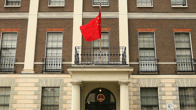 全票通过，不许中国建新使馆，伦敦谈判前1日，特朗普逼英国就范