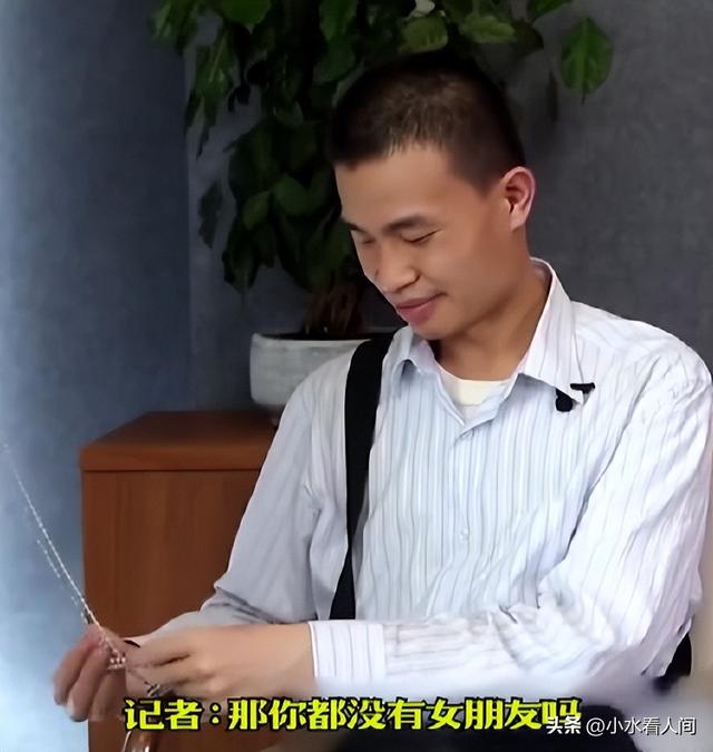韦东奕办公室内景首曝光！回应找女友人
事件，连一个苹果都不肯收