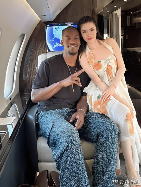 NBA巴特勒艳福不浅！带性感美女坐私人飞机，2年能赚8亿果然会玩