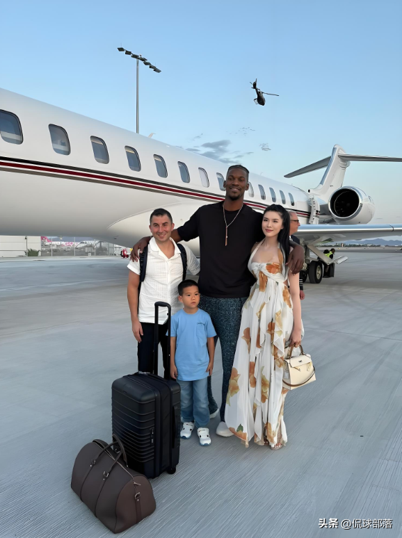 NBA巴特勒艳福不浅！带性感美女坐私人飞机，2年能赚8亿果然会玩
