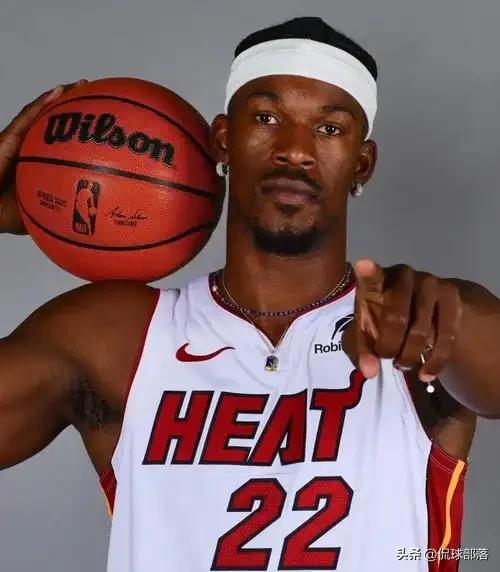NBA巴特勒艳福不浅！带性感美女坐私人飞机，2年能赚8亿果然会玩