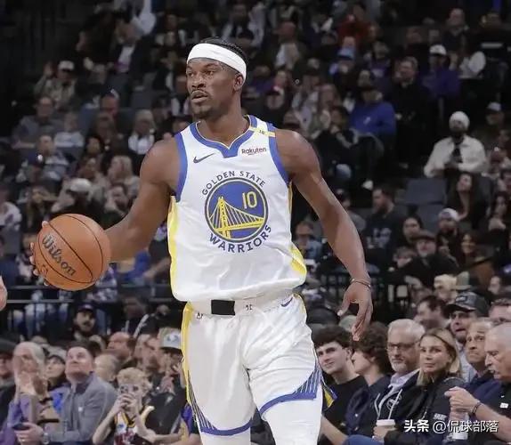 NBA巴特勒艳福不浅！带性感美女坐私人飞机，2年能赚8亿果然会玩