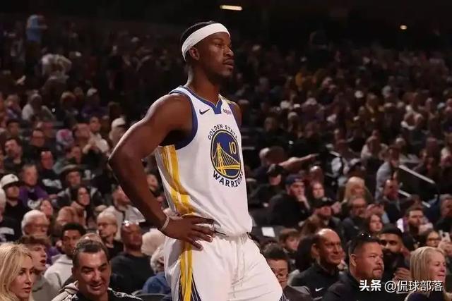 NBA巴特勒艳福不浅！带性感美女坐私人飞机，2年能赚8亿果然会玩