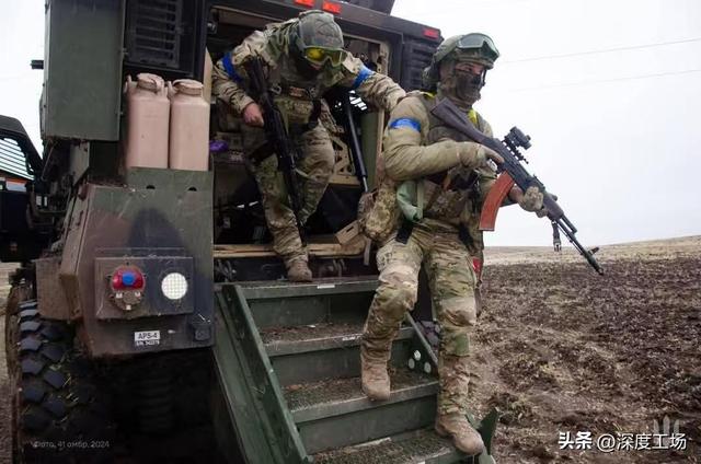 炸出蘑菇云了，惊天大爆炸，400乌军团体死亡，炸死一片德法军官