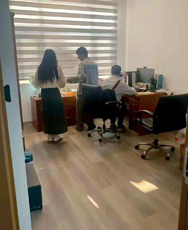韦东奕换办公室了！新办公室景致
太美丽，桌上终于有了新水壶！