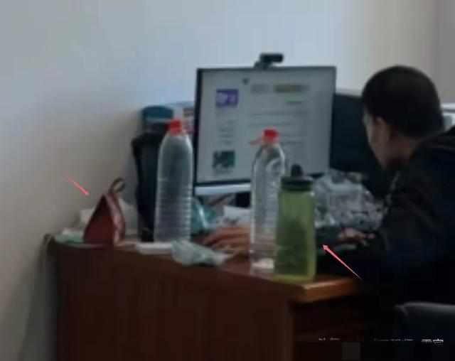 韦东奕换办公室了！新办公室景致
太美丽，桌上终于有了新水壶！