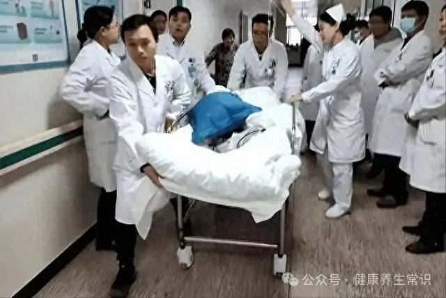 77岁夫君心梗猝逝世
，生前天天注意养生，医生摇头：4个坏弊端要命