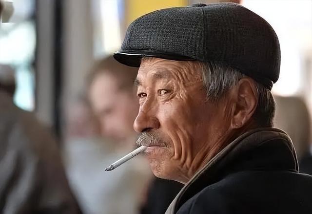 57岁夫君肺癌晚期，回家天天抽烟，谁劝都没用：存亡看淡