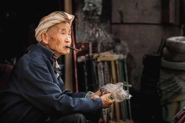 57岁夫君肺癌晚期，回家天天抽烟，谁劝都没用：存亡看淡