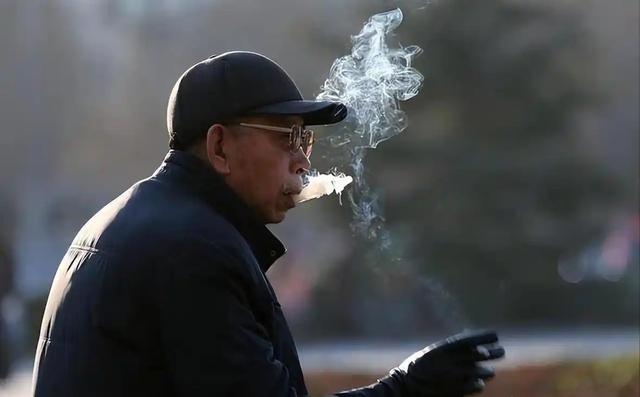 57岁夫君肺癌晚期，回家天天抽烟，谁劝都没用：存亡看淡
