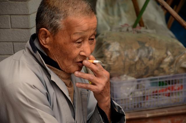 57岁夫君肺癌晚期，回家天天抽烟，谁劝都没用：存亡看淡