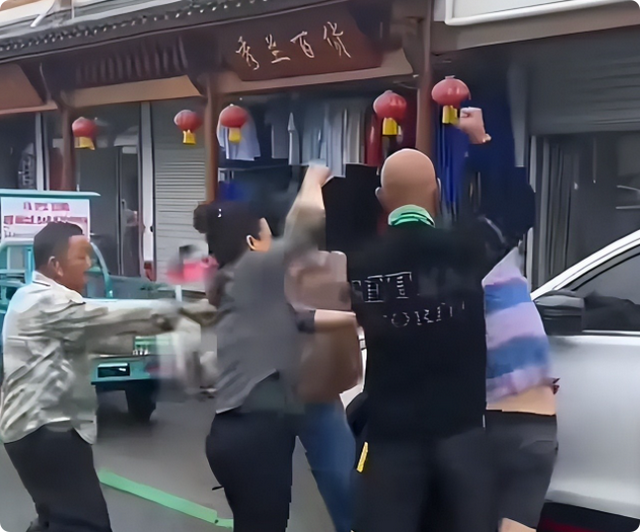 5人围殴旅客
后续：打人老板“底裤”被扒，同行曝内幕，官方出手