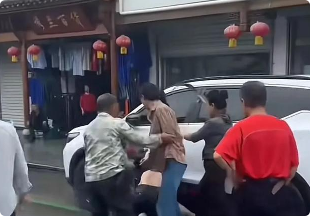 5人围殴旅客
后续：打人老板“底裤”被扒，同行曝内幕，官方出手