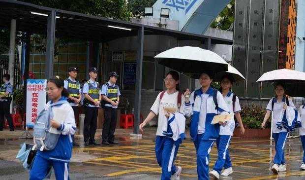 女生高考迟到1分钟被拒！知情人曝缘故原由，女生是清北班，家住对面