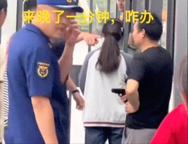 女生高考迟到1分钟被拒！知情人曝缘故原由，女生是清北班，家住对面