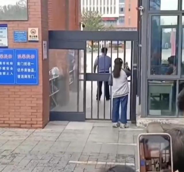 女生高考迟到1分钟被拒！知情人曝缘故原由，女生是清北班，家住对面