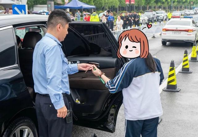女生高考迟到1分钟被拒！知情人曝缘故原由，女生是清北班，家住对面