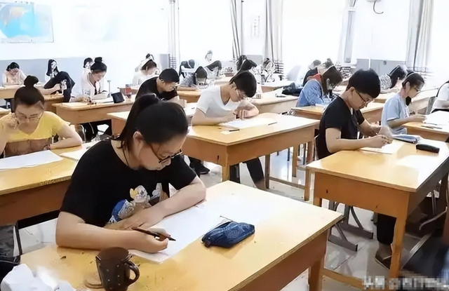 女生高考迟到1分钟被拒！知情人曝缘故原由，女生是清北班，家住对面