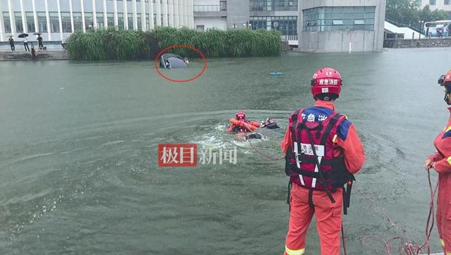 夫君乘网约车面试，被女司机连人带车送进湖里，夫君登陆喊道“我要面试”，消防员一边救人一边举着接单手机
