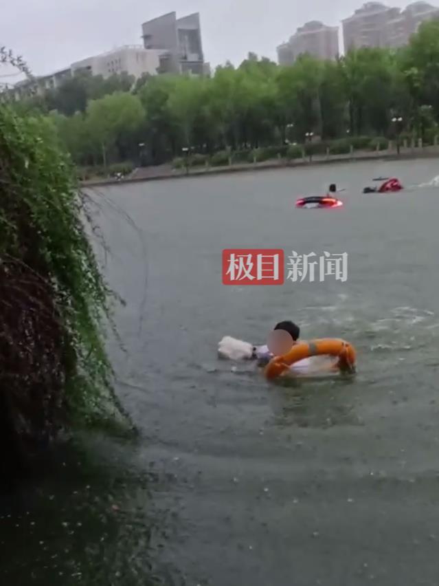 夫君乘网约车面试，被女司机连人带车送进湖里，夫君登陆喊道“我要面试”，消防员一边救人一边举着接单手机