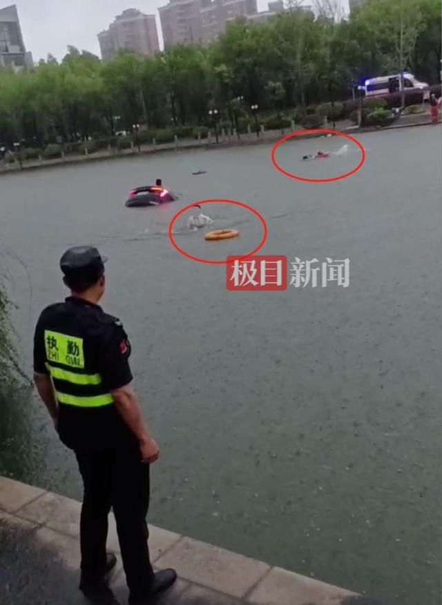 夫君乘网约车面试，被女司机连人带车送进湖里，夫君登陆喊道“我要面试”，消防员一边救人一边举着接单手机