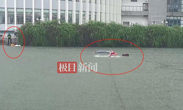 夫君乘网约车面试，被女司机连人带车送进湖里，夫君登陆喊道“我要面试”，消防员一边救人一边举着接单手机