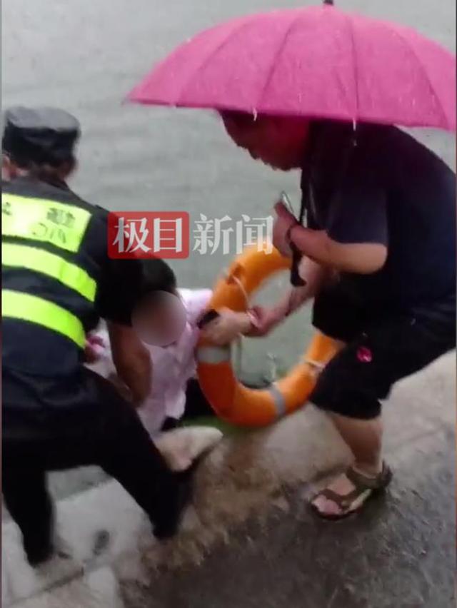 夫君乘网约车面试，被女司机连人带车送进湖里，夫君登陆喊道“我要面试”，消防员一边救人一边举着接单手机