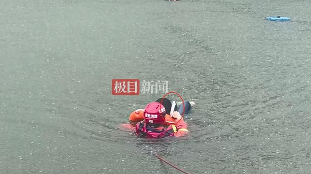 夫君乘网约车面试，被女司机连人带车送进湖里，夫君登陆喊道“我要面试”，消防员一边救人一边举着接单手机