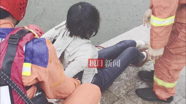 夫君乘网约车面试，被女司机连人带车送进湖里，夫君登陆喊道“我要面试”，消防员一边救人一边举着接单手机