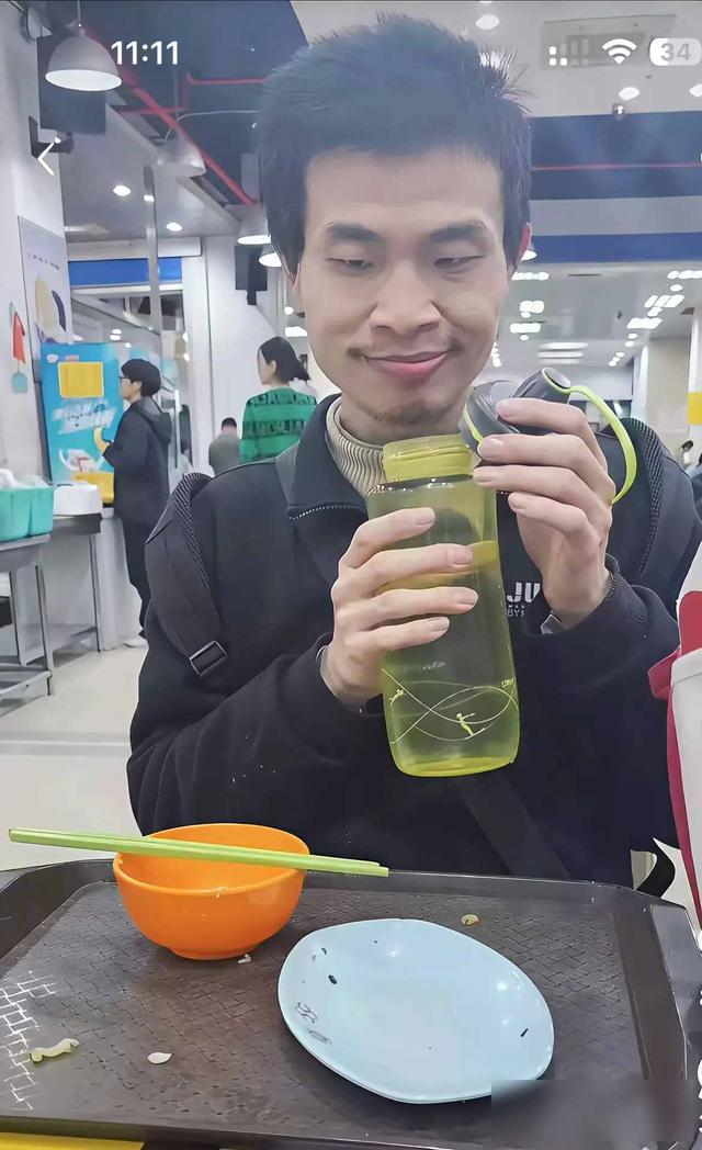 我同砚是北大的 常在食堂碰见
韦东奕 他说网上那些孤介
传言太离谱