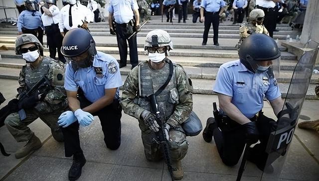 现场曝光：洛杉矶警员骑着年夜
马踩踏抗议者，挥动
年夜
棍子朝着头猛砸