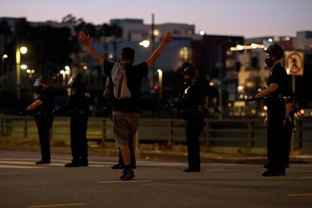 现场曝光：洛杉矶警员骑着年夜
马踩踏抗议者，挥动
年夜
棍子朝着头猛砸