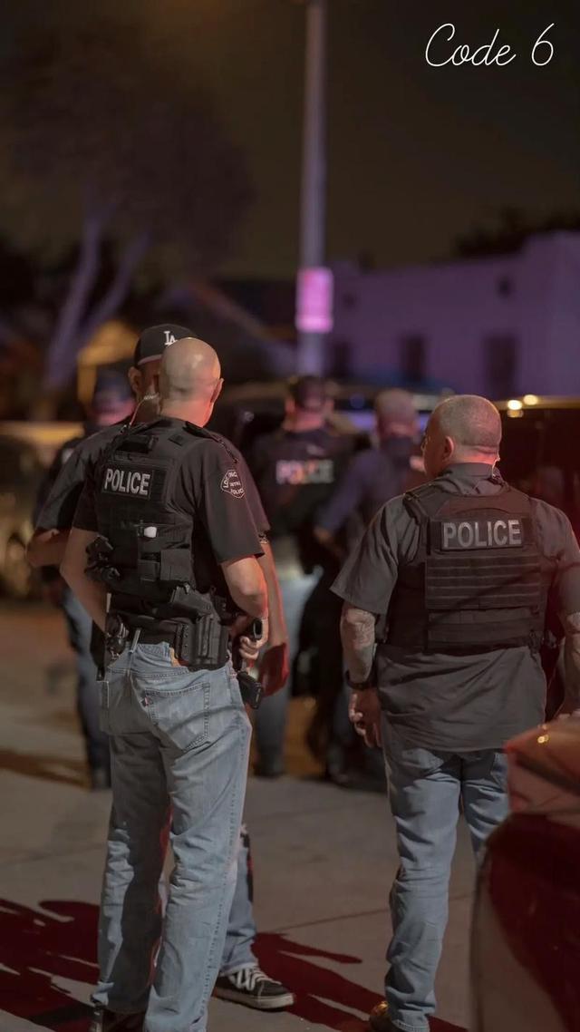 现场曝光：洛杉矶警员骑着年夜
马踩踏抗议者，挥动
年夜
棍子朝着头猛砸