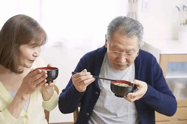 荔枝再次成为关注

对象！医生提醒：吃荔枝时，要多注意这5点！