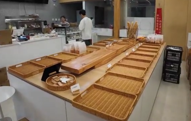 浙江濒临倒闭的面包店因一条特殊留言爆火，老顾客：面包常常一扫而空
，快递盒多了