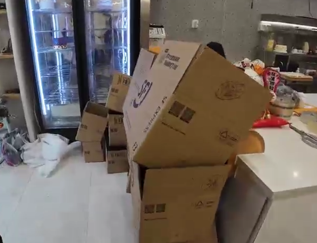浙江濒临倒闭的面包店因一条特殊留言爆火，老顾客：面包常常一扫而空
，快递盒多了