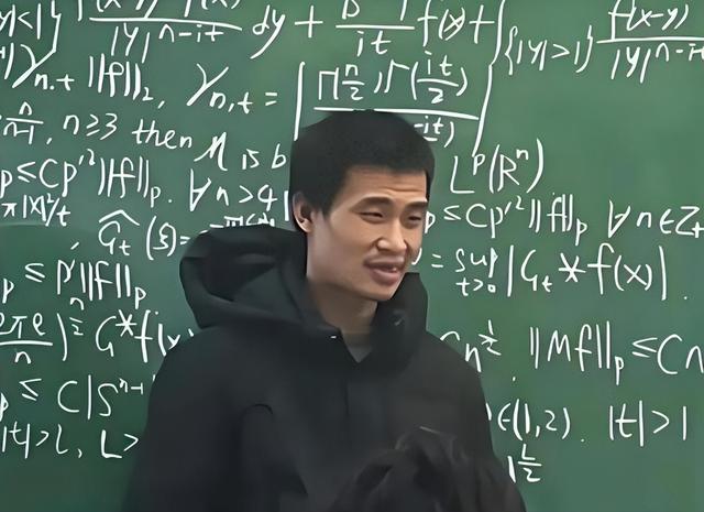 吃相太丢脸！韦东奕注册账户才5天，恶心的一幕发生了，官媒发声