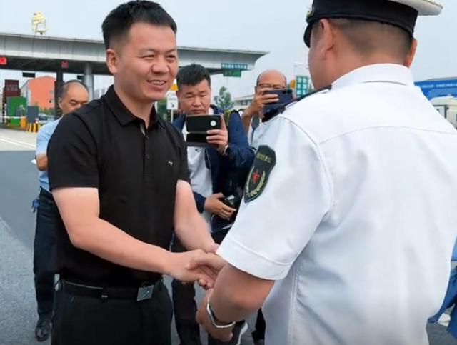 张伟连救5人后续：“白衬衫”亲身接他出院，年夜
姑娘求着要嫁给他