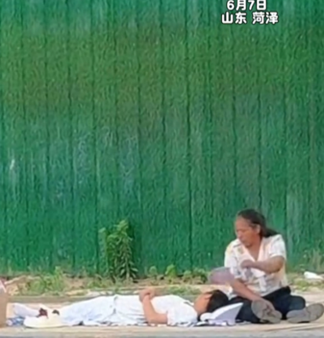 山东高考女生睡路边，白发母亲扇扇子，底细曝光，网友：心疼！
