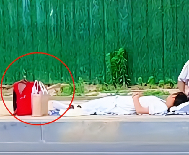山东高考女生睡路边，白发母亲扇扇子，底细曝光，网友：心疼！